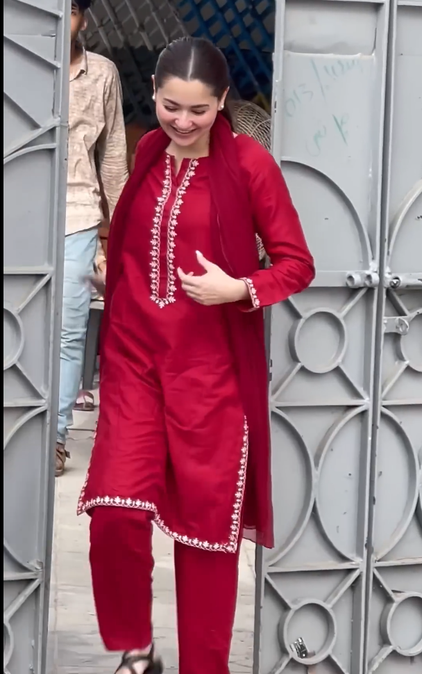 Vastramaniaa Pakistani Drama Inspired Red Rayon embroidered Work Kurta Pant Dupatta Set