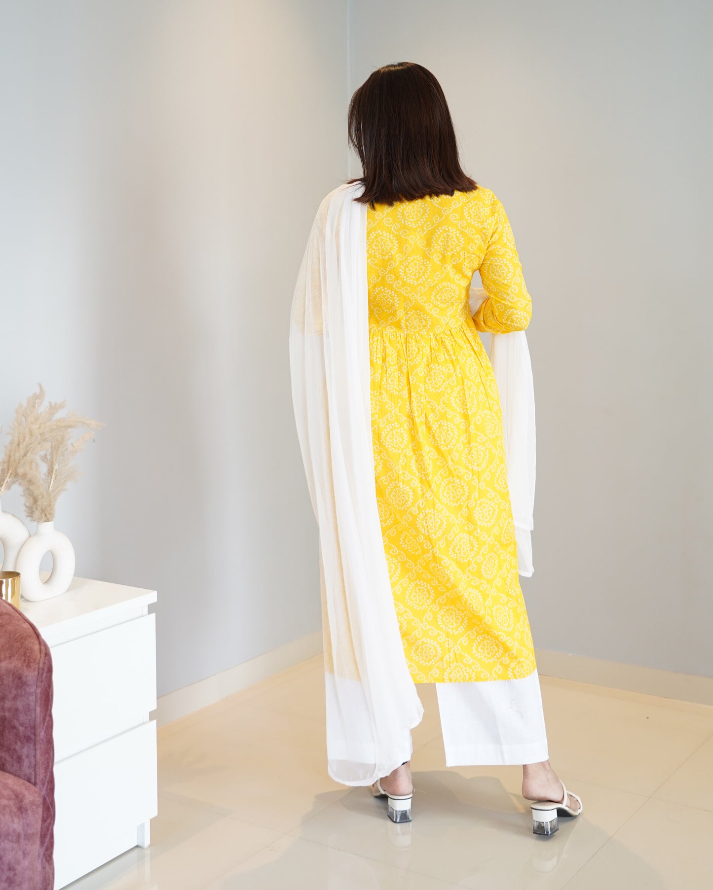 Vastramaniaa Women's Bandhani Printed Yellow Cotton Kurta & White Pant Set With Dupatta