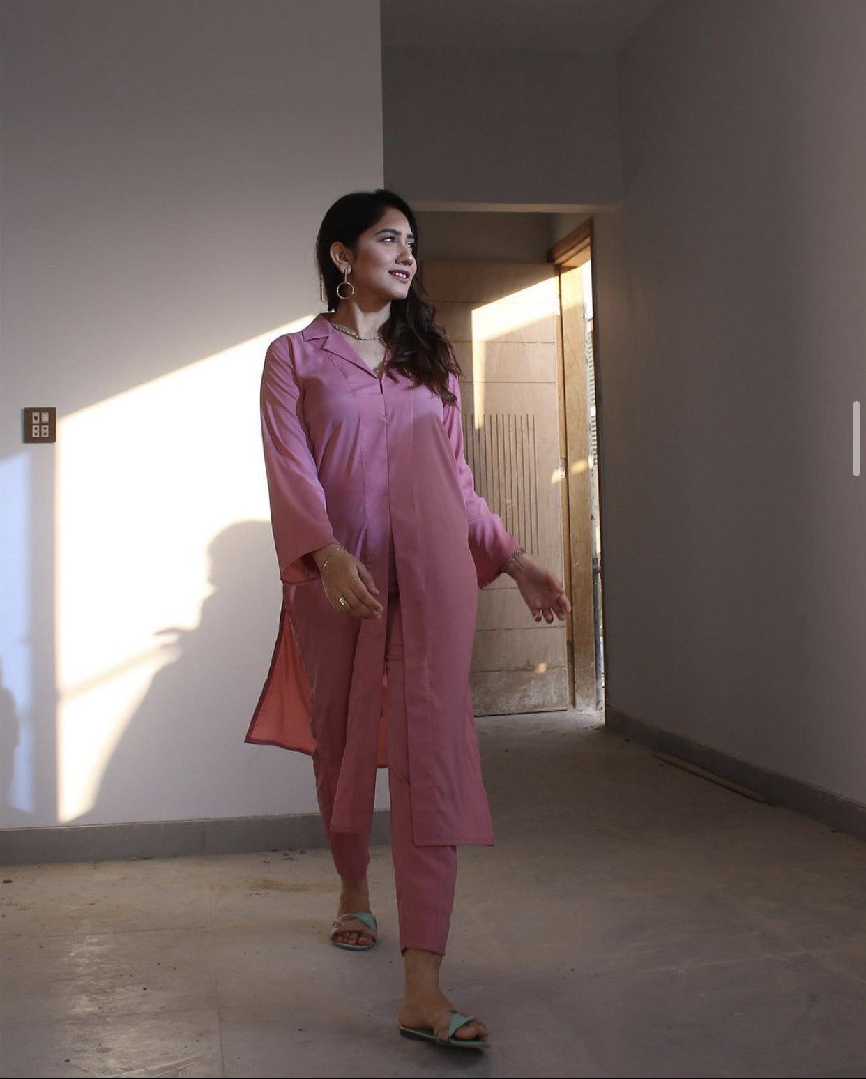 Vastramaniaa Woman's Solid Peach Color 3/4th Sleeve Collared Stylish Front Slit Kurta With Straight Pant Set