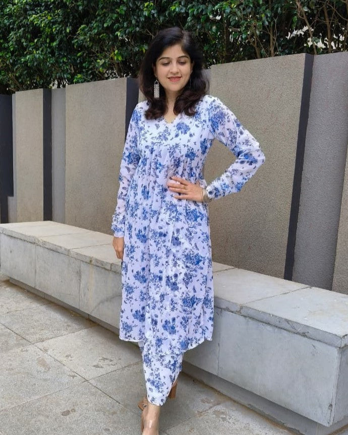 Vastramaniaa Blossom Naira Kurta Pant Set