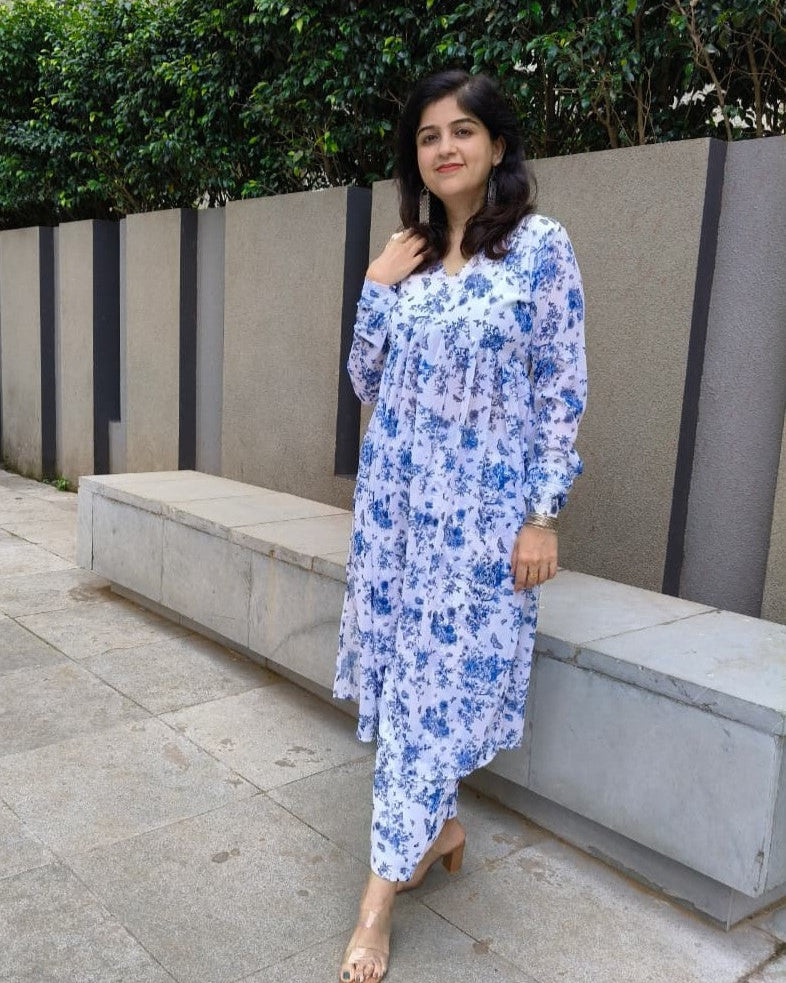 Vastramaniaa Blossom Naira Kurta Pant Set