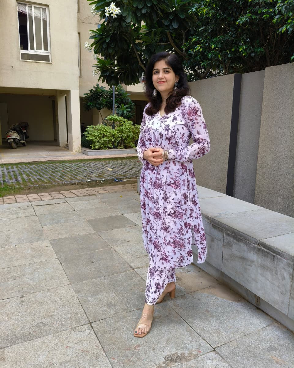 Vastramaniaa Blossom Naira Kurta Pant Set