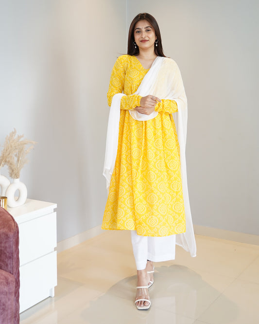 Vastramaniaa Women's Bandhani Printed Yellow Cotton Kurta & White Pant Set With Dupatta