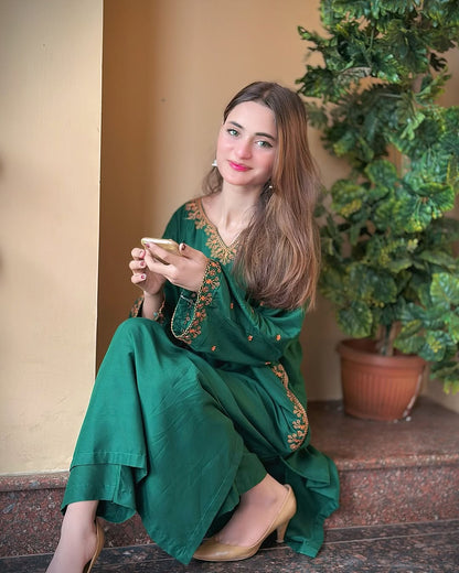 Emerald Green Rayon Embroidered Kurta Set with Pockets
